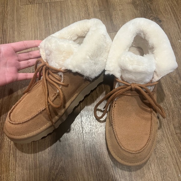 Uggs - Picture 1 of 7